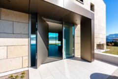 air-lux_referenz_Lofthaus am Sihlsee_Eingangsbereich_Pivottüre