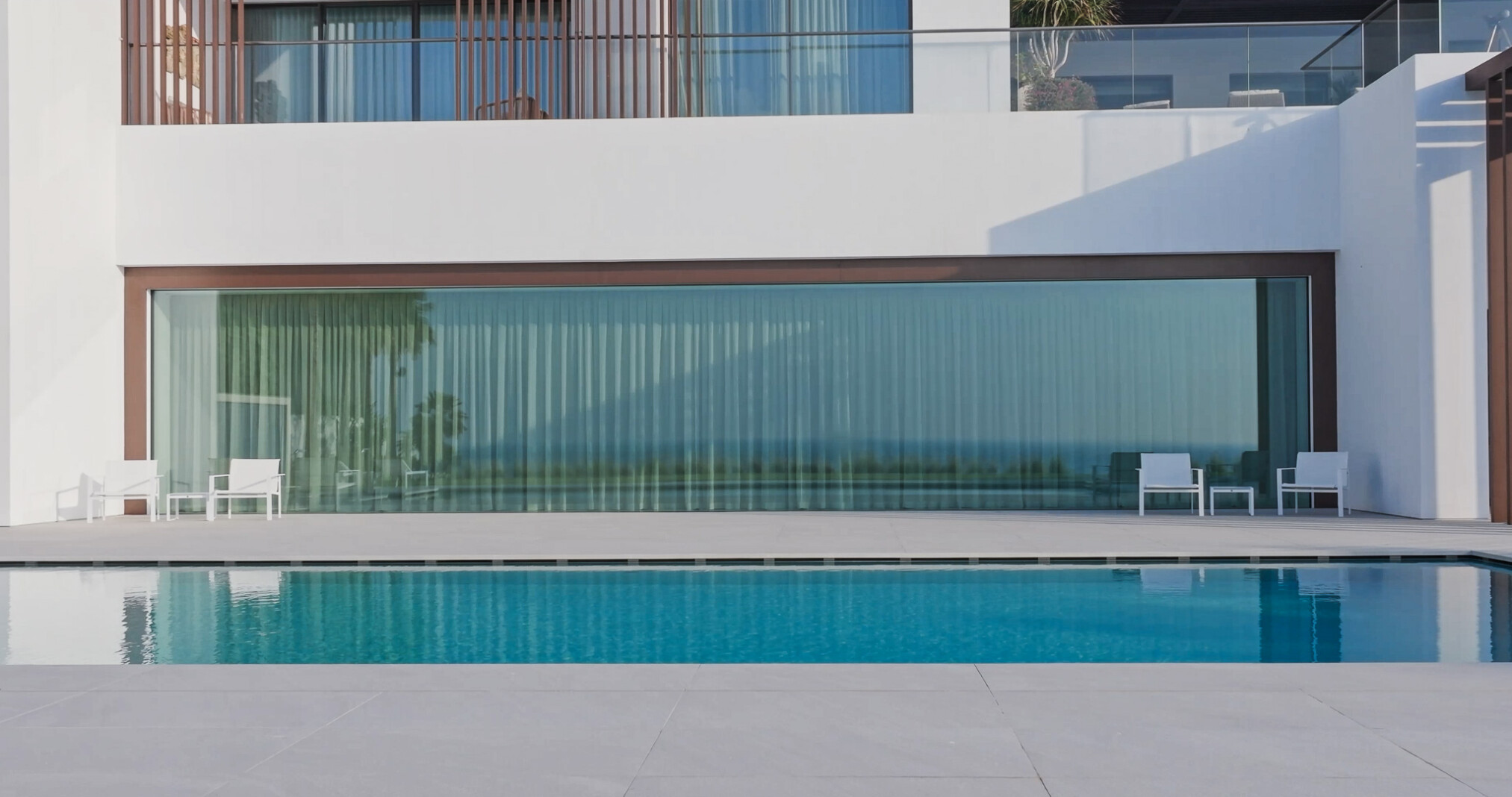 air-lux_Referenz_Luxusvilla Dubai_Senkfenster_Frontansicht geschlossen