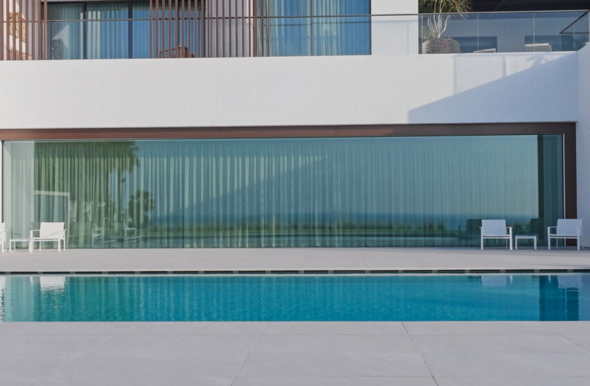 air-lux_Referenz_Luxusvilla Dubai_Senkfenster_Frontansicht geschlossen