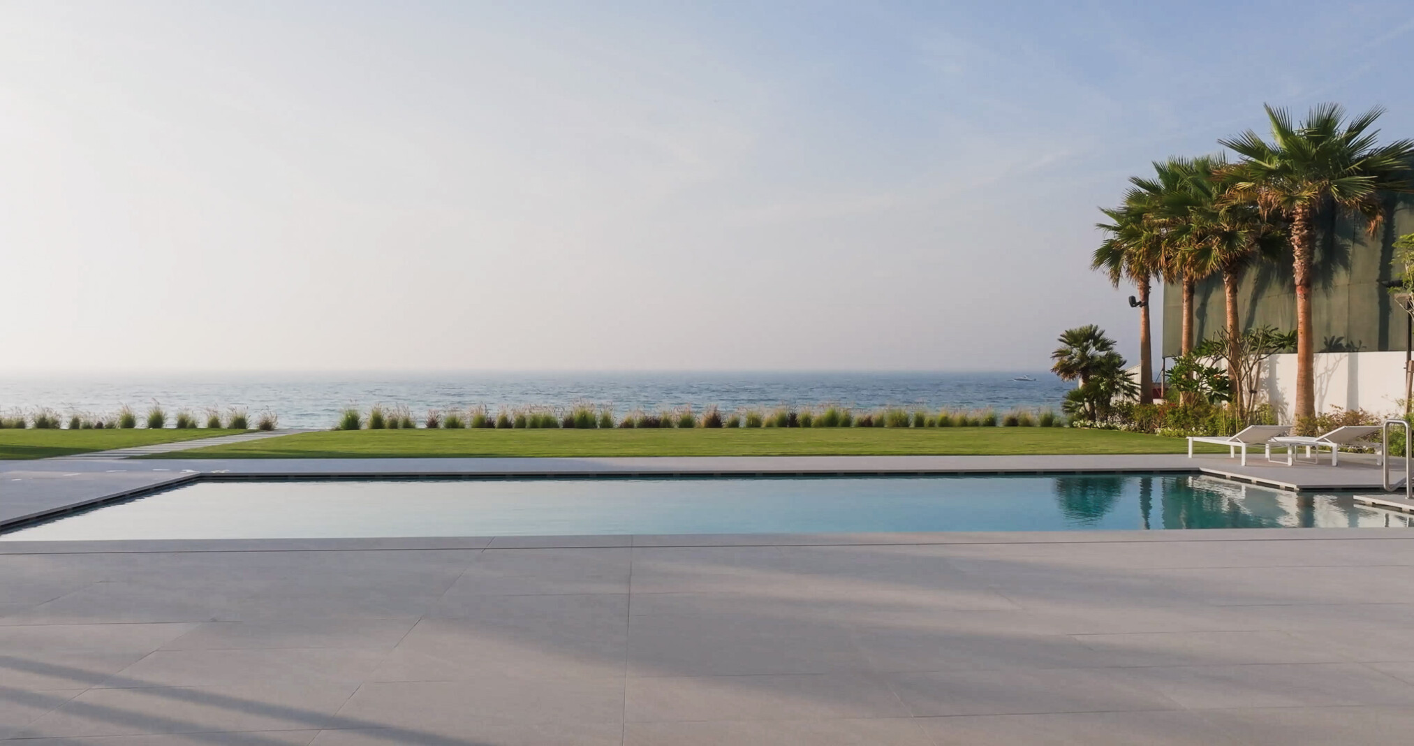 air-lux_Referenz_Luxusvilla Dubai_Senkfenster_Meerblick