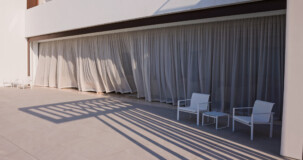 air-lux_Referenz_Luxusvilla Dubai_Senkfenster_Nahaufnahme geöffnet