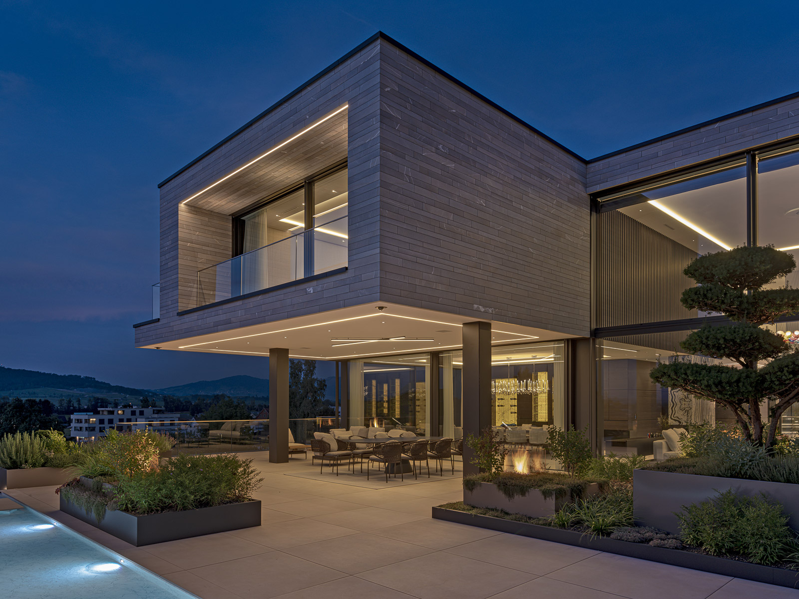 Air Lux Referenz Villa Oberer Zürichsee Aussenansicht Pool Nacht