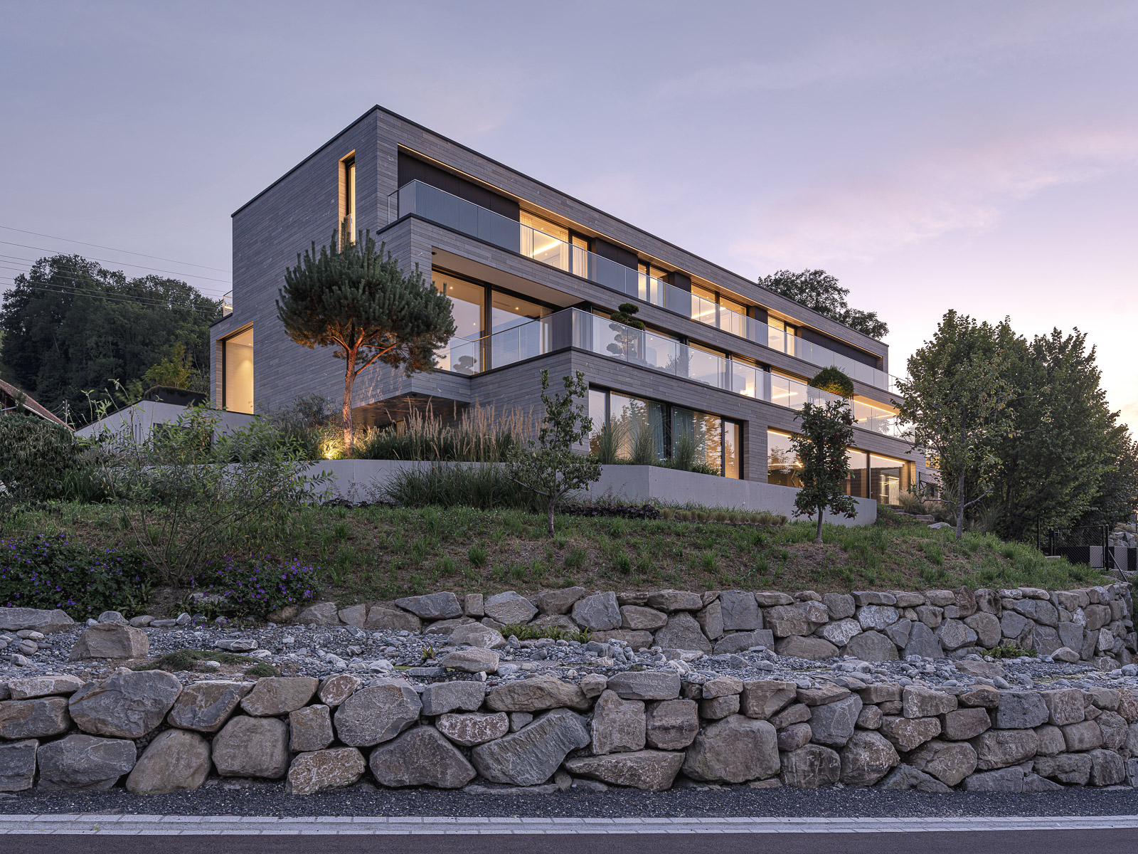 Air Lux Referenz Villa Oberer Zürichsee Aussenansicht Strasse