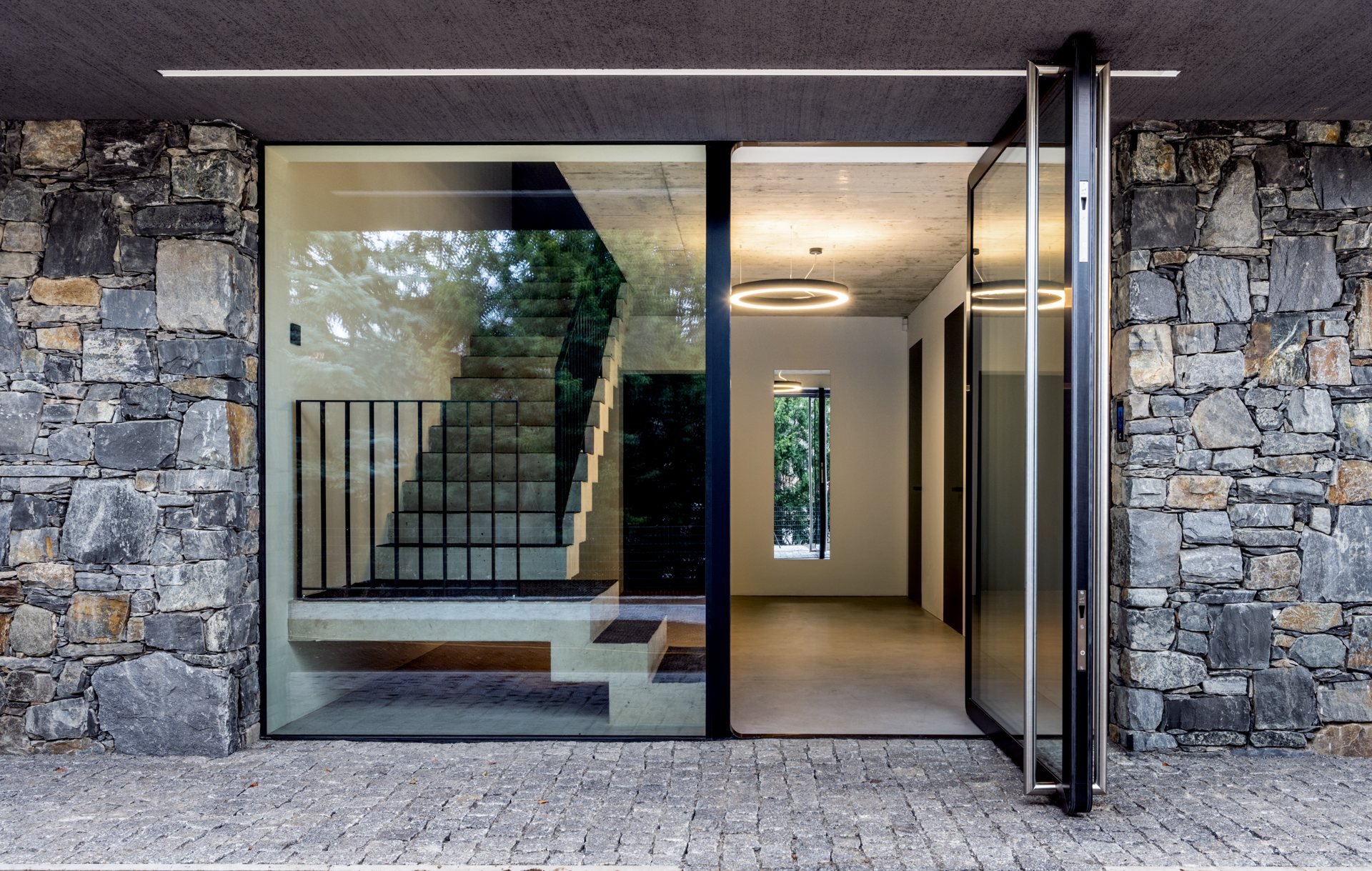 Pivot door air-lux showhouse Prague air-lux